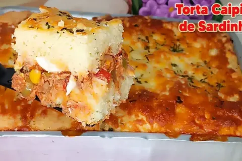 Torta caipira de sardinha feita à mão com uma massa fofinha 