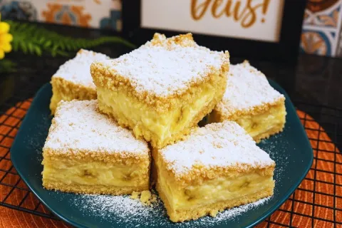 Torta cremosa de banana fácil e rápida para servir como uma 