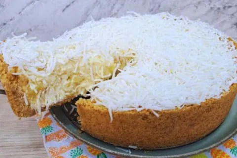 Torta de abacaxi com coco combinando dois sabores perfeitos 