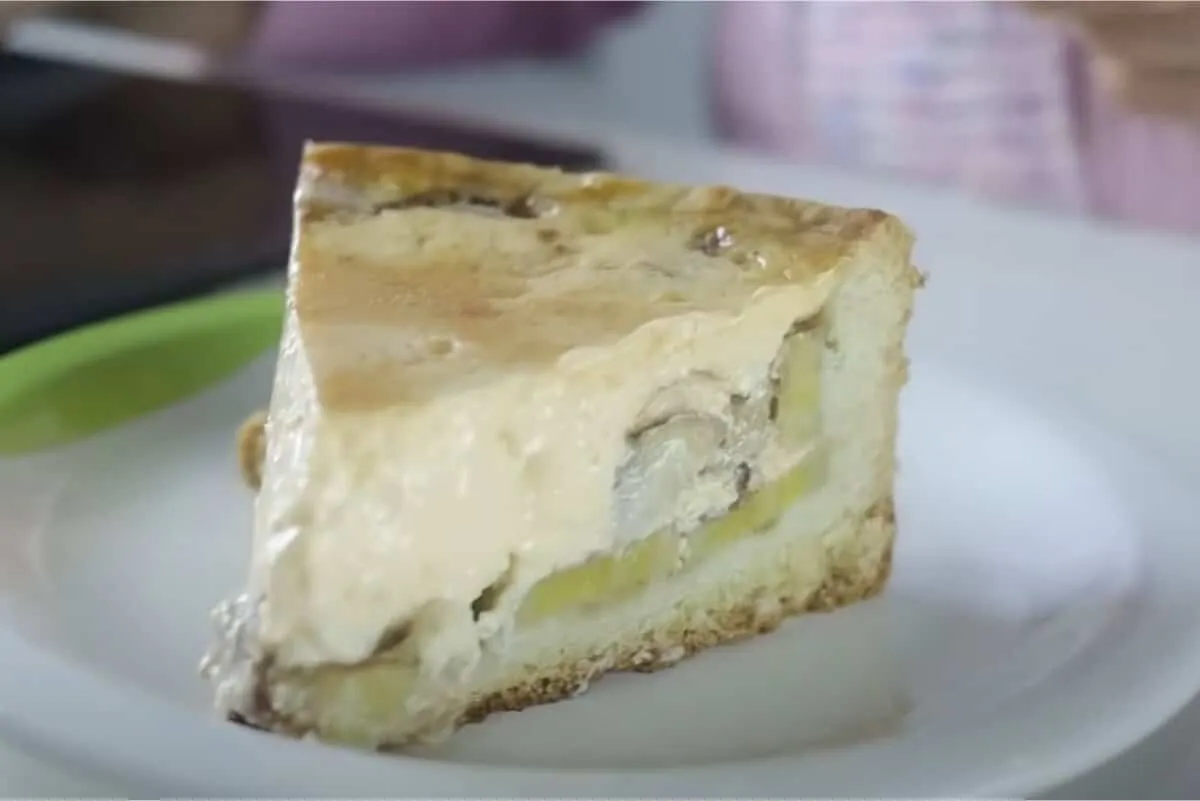 Torta de banana com creme rápida e econômica perfeita para s