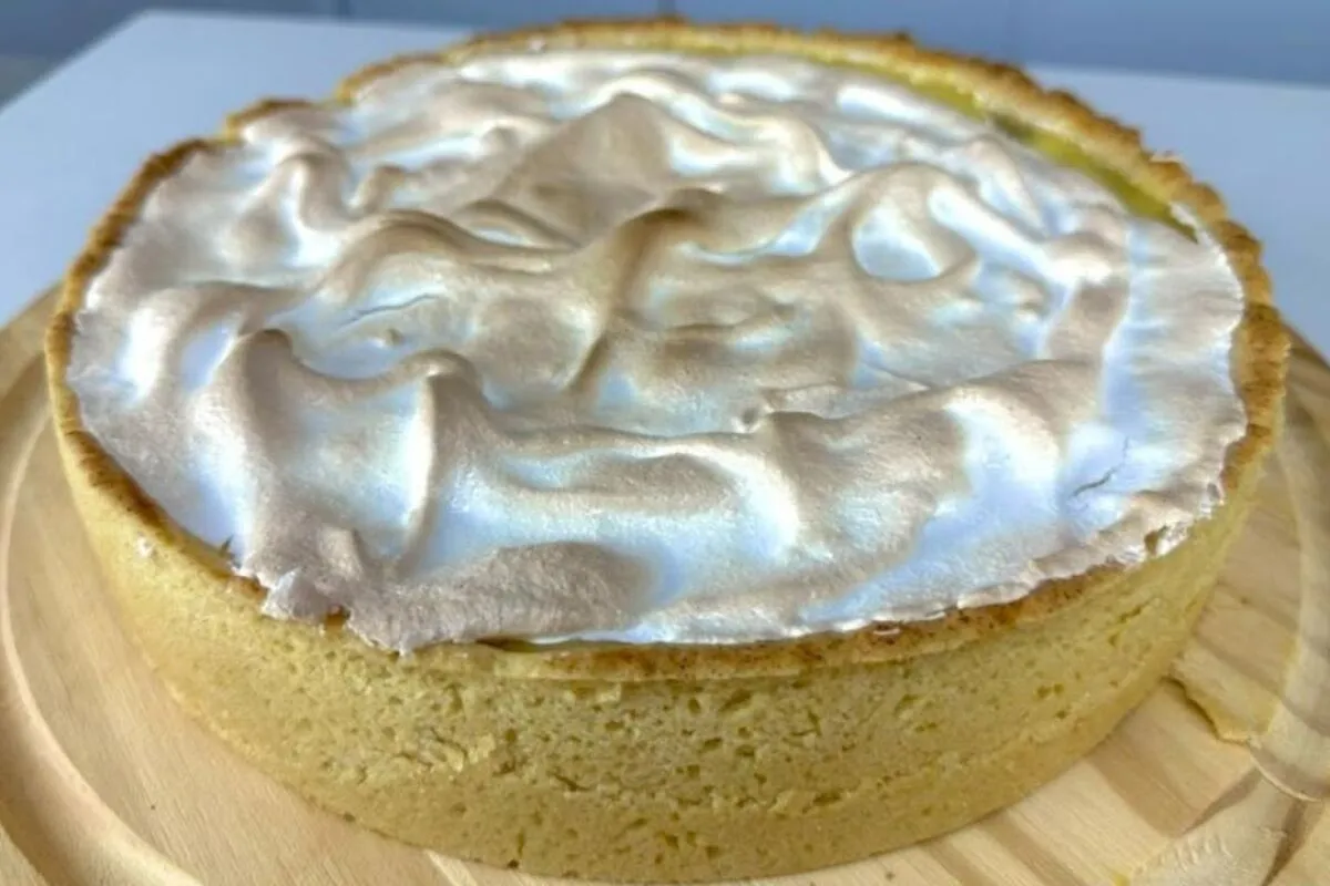 Torta de banana cremosa com suspiro que é impossível comer a