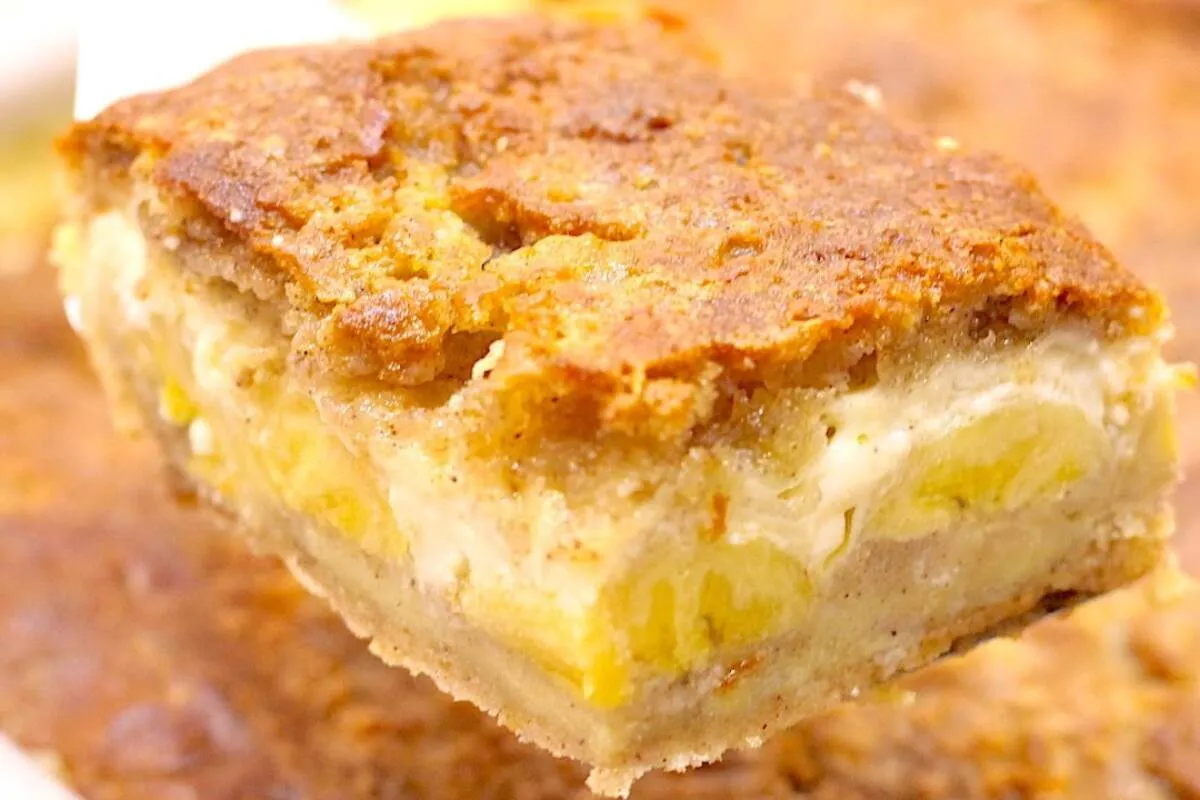 Torta de banana cremosa que já sai do forno recheada e todo
