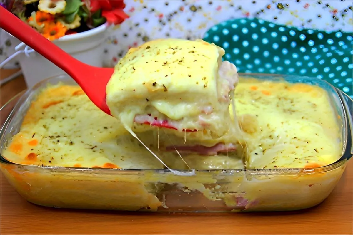 Torta de batata cremosa com recheio de presunto e queijo uma