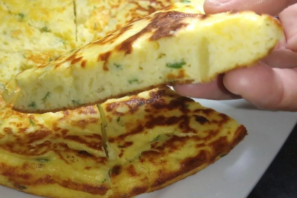 Torta de batata feita na frigideira um prato leve e muito fá