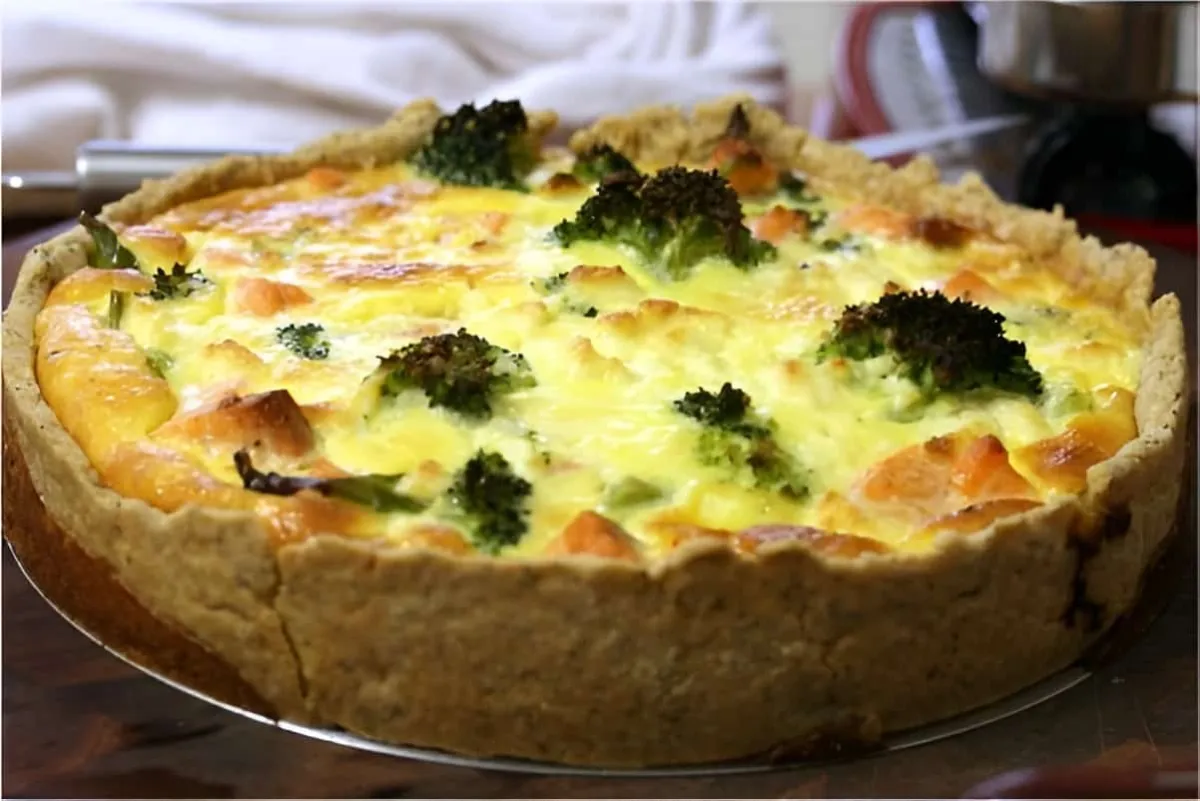 Torta de brócolis com queijo maravilhosa perfeita para o lan