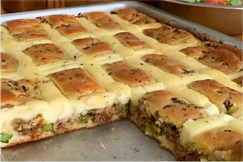 Torta de carne moída bem temperadinha com massa de liquidifi