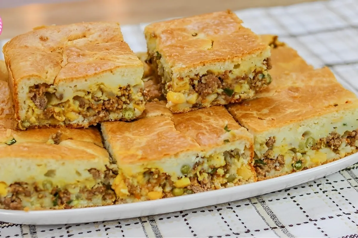 Torta de carne moída feita no liquidificador com recheio bem