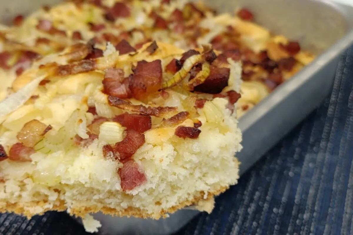 Torta de cebola com bacon super saborosa para o lanche ou ja