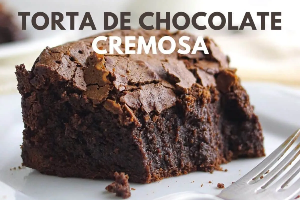 Torta de chocolate cremosa e deliciosa, daquelas de comer at