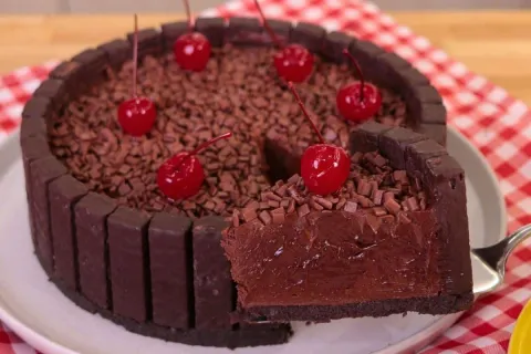 Torta de chocolate cremosa e intensa para os amantes de caca