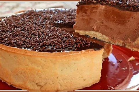 Torta de chocolate cremosa feita com poucos ingredientes fác