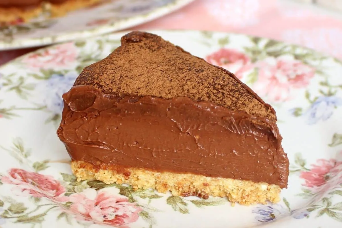 Torta de chocolate sem forno e sem gelatina, que fica com um