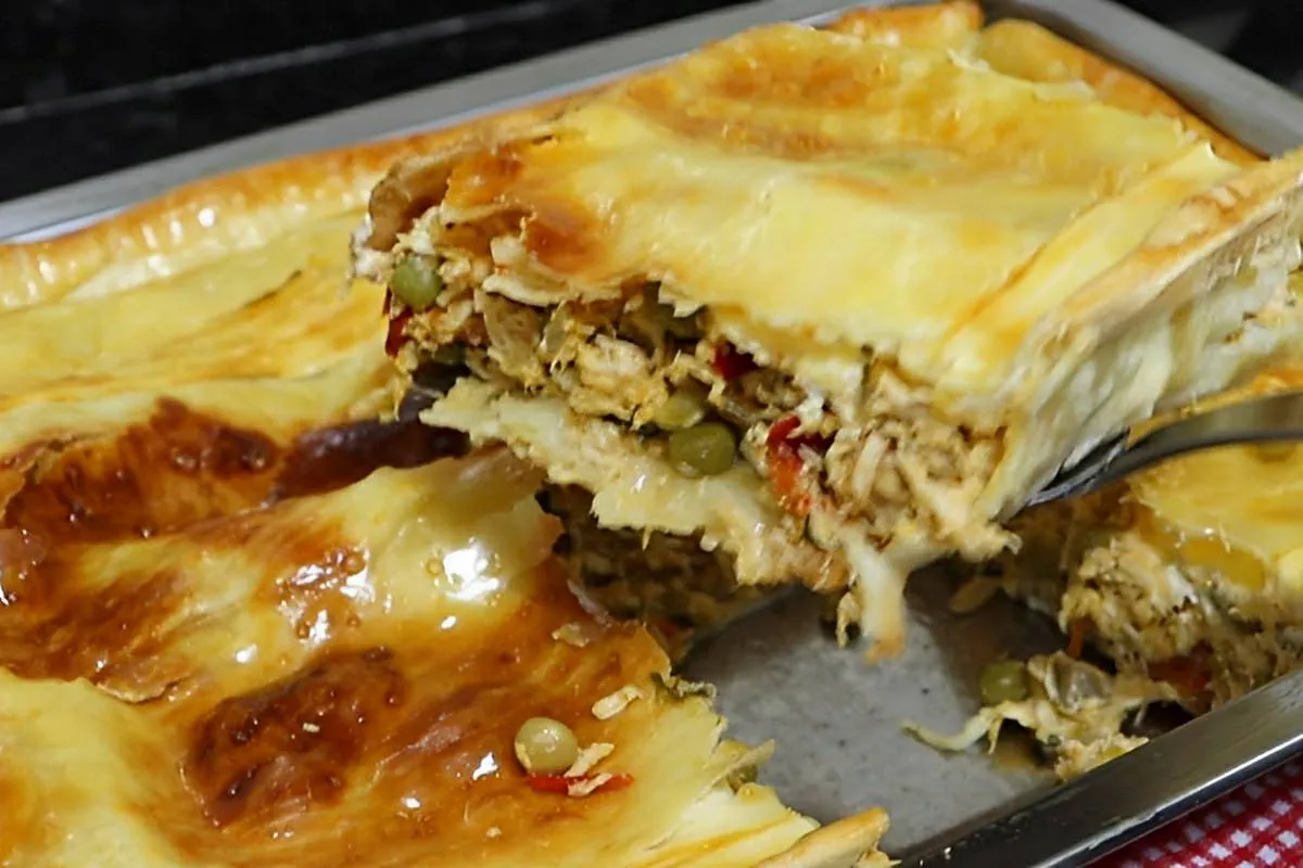 Torta de frango com massa de pastel uma delícia muito prátic