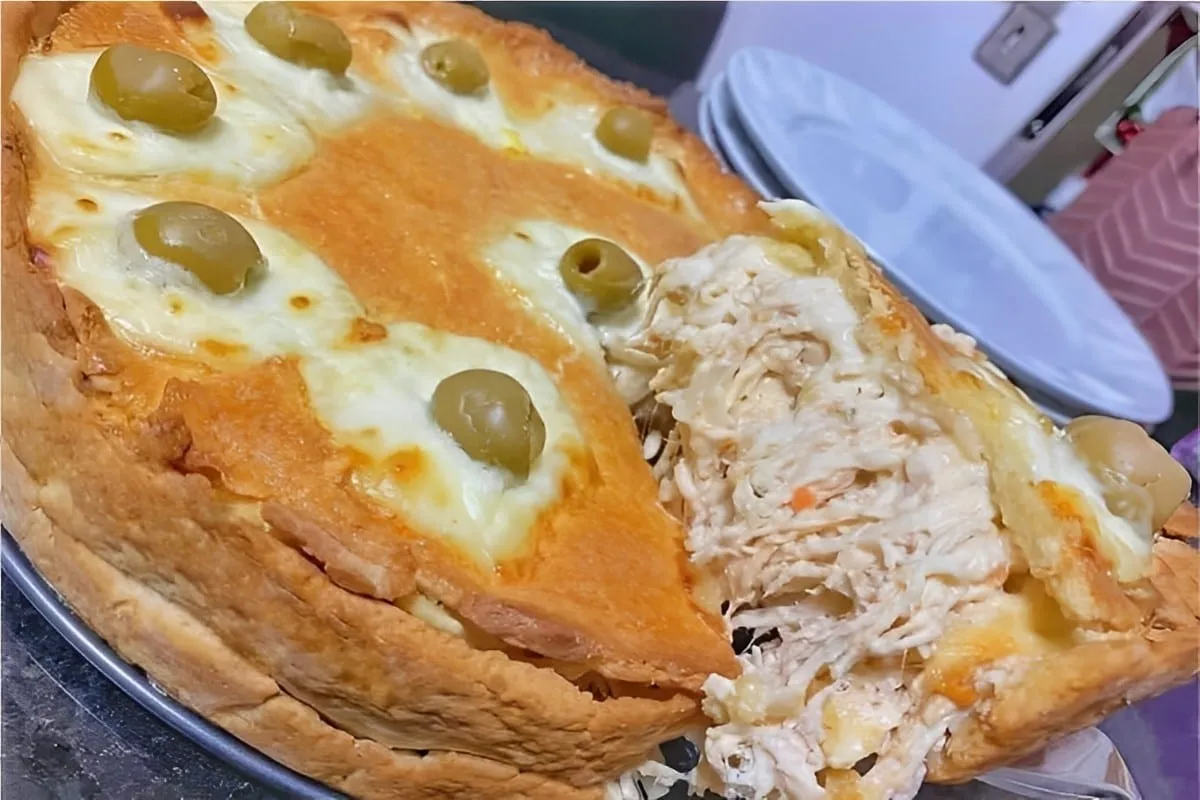 Torta de frango com requeijão derrete na boca feita com mass