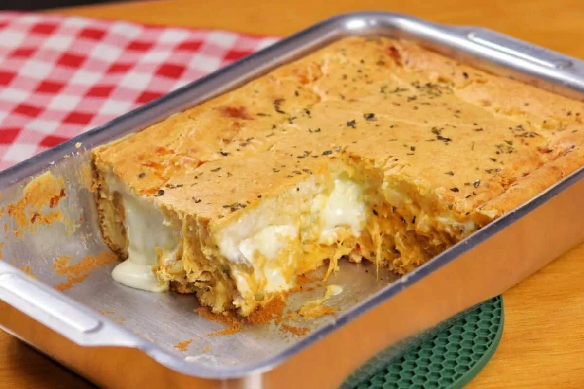 Torta de frango cremosa com massa leve e sabor irresistível
