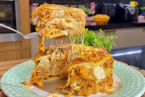 Torta de frango cremosa de liquidificador, feita com uma mas