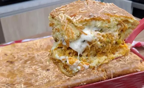 Torta de frango cremosa de liquidificador que fica pronta em