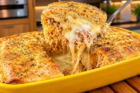 Torta de frango cremosa e muito recheada: um lanche maravilh