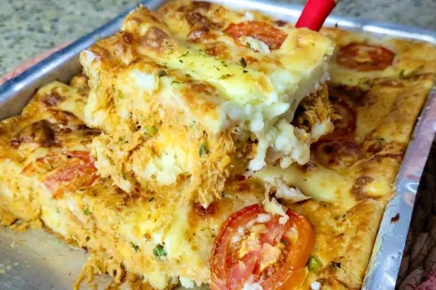Torta de frango cremosa, que fica leve e com um recheio bem 