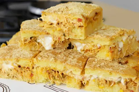 Torta de frango de liquidificador com massa deliciosa e um r