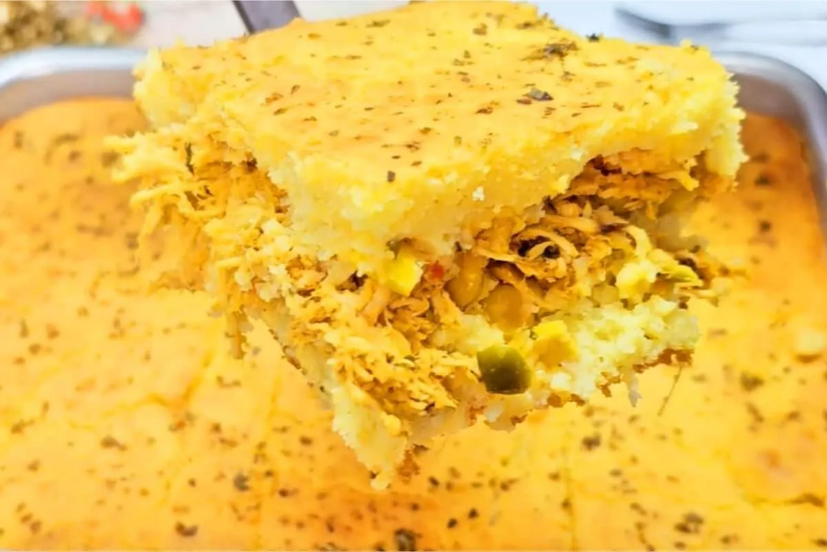 Torta de frango sem trigo, prática, recheada e boa pra qualq