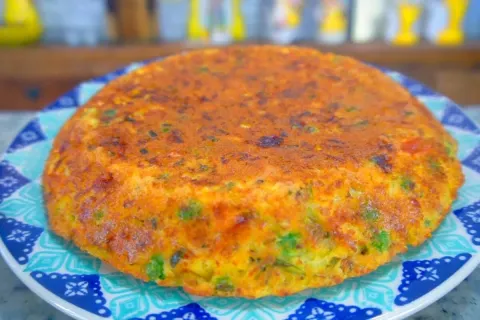Torta de frigideira recheada com frango, perfeita para um ja