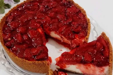Torta de iogurte com morangos fácil, leve e impossíve comer 