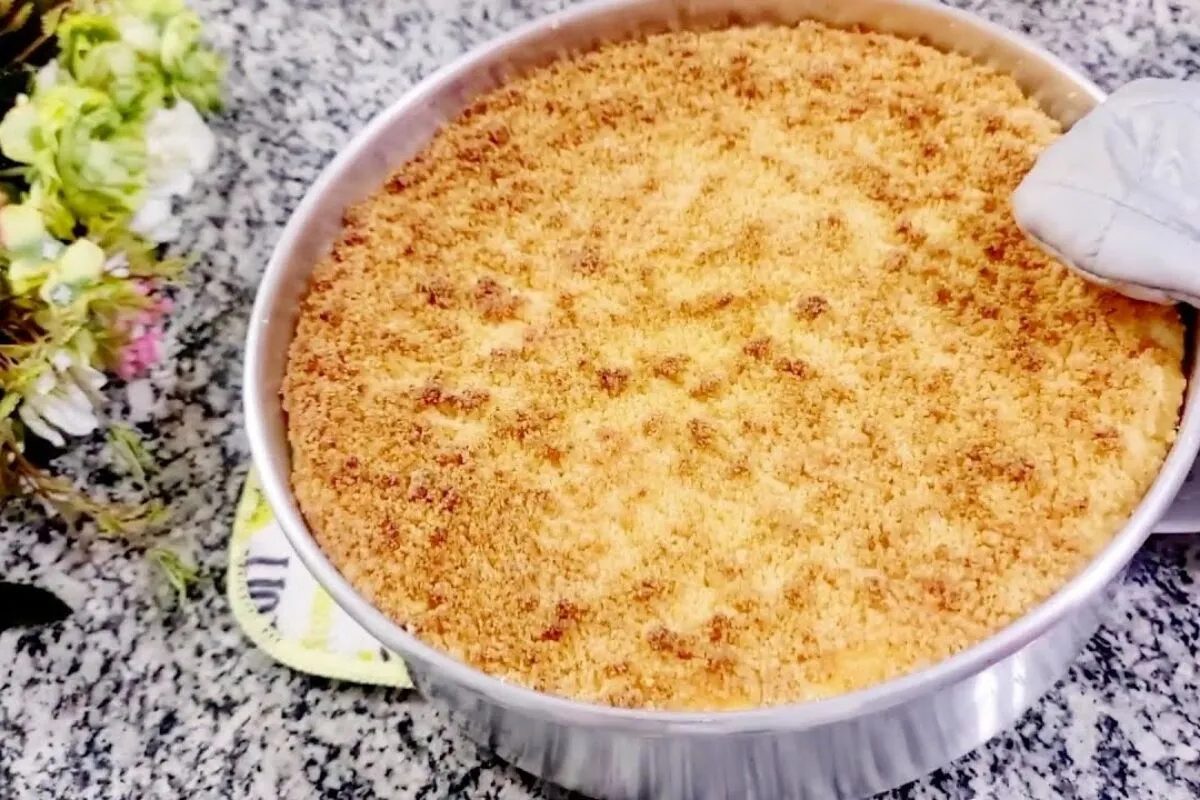 Torta de iogurte deliciosa que desmancha na boca, uma sobrem
