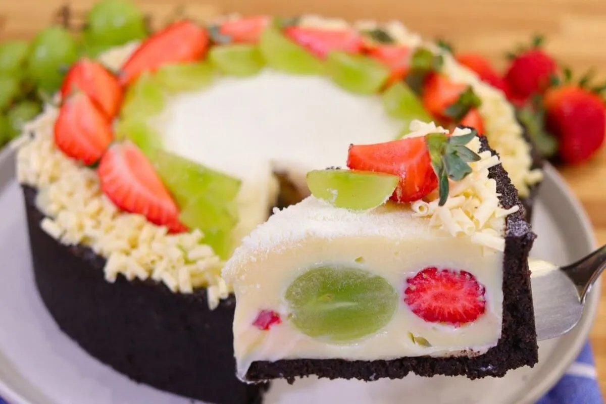 Torta de leite ninho com morango e uva: sobremesa linda para