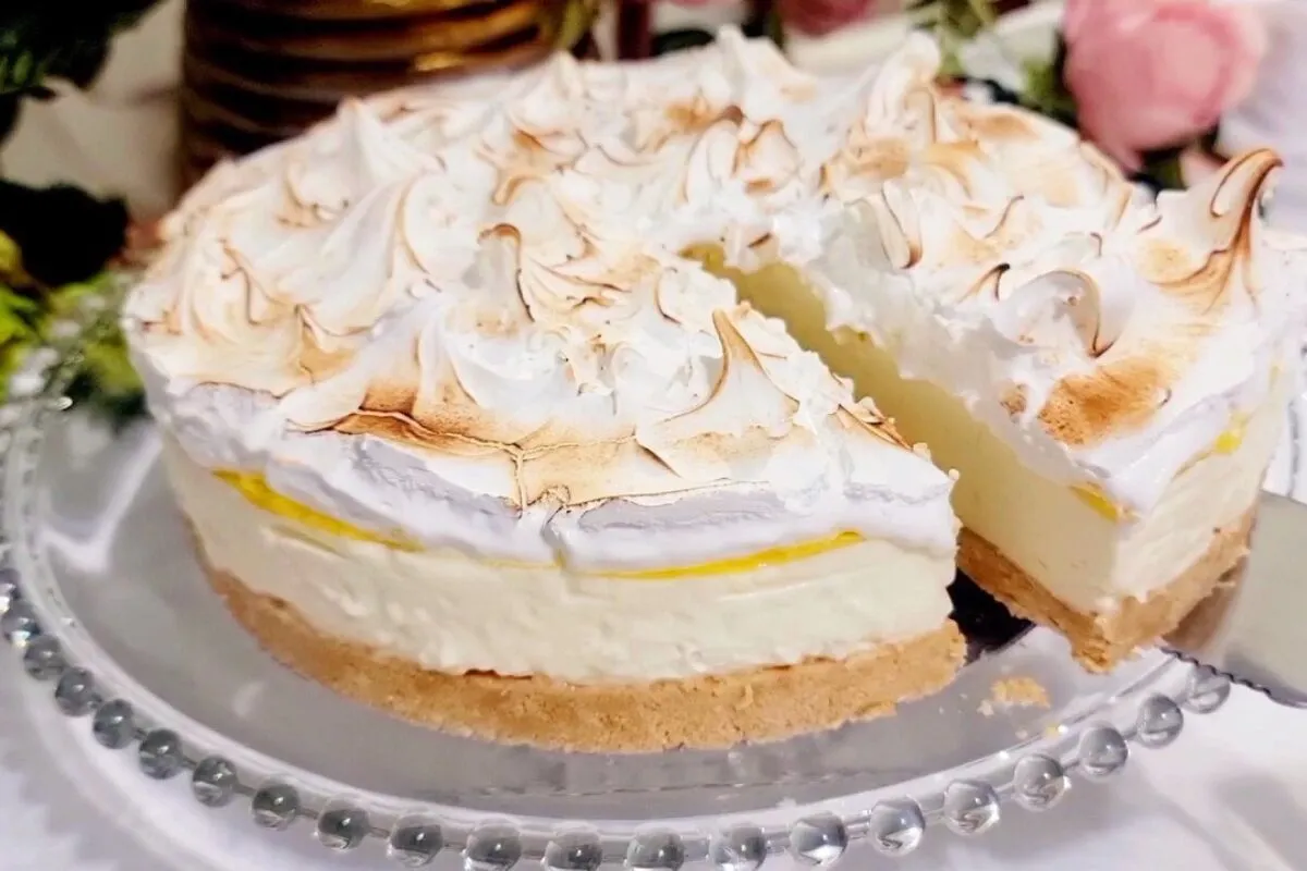 Torta de limão bem refrescante feita sem forno, com um creme