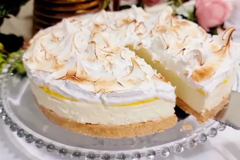 Torta de limão bem refrescante feita sem forno, com um creme
