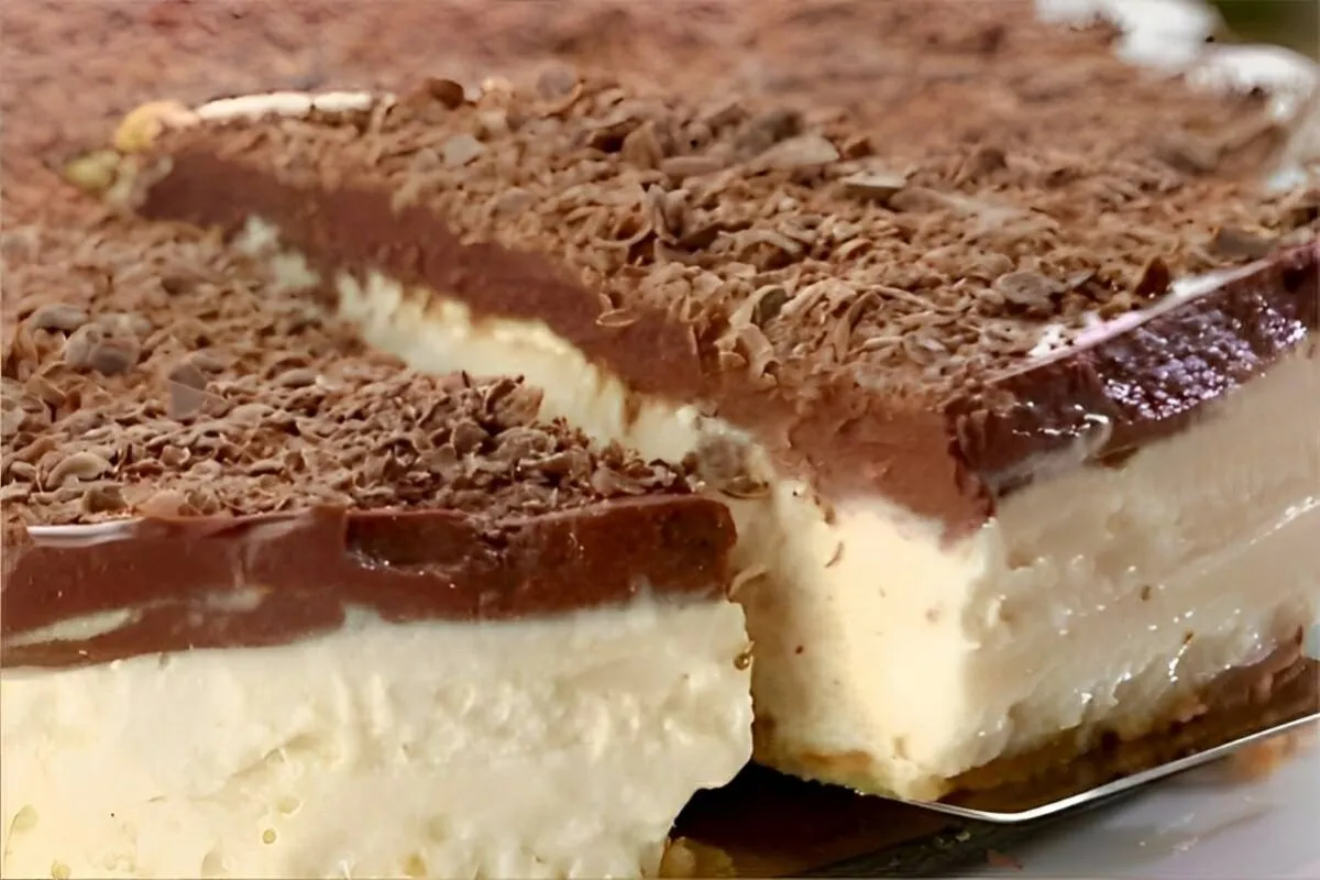 Torta de limão com cobertura de chocolate uma sobremesa deli