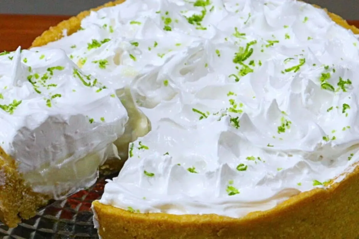 Torta de limão cremosa e rápida com sabor marcante de confei
