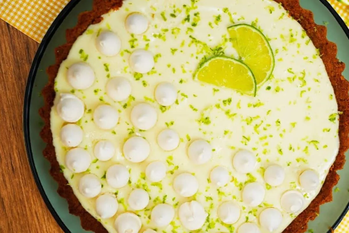 Torta de limão cremosa e refrescante perfeita para sobremesa
