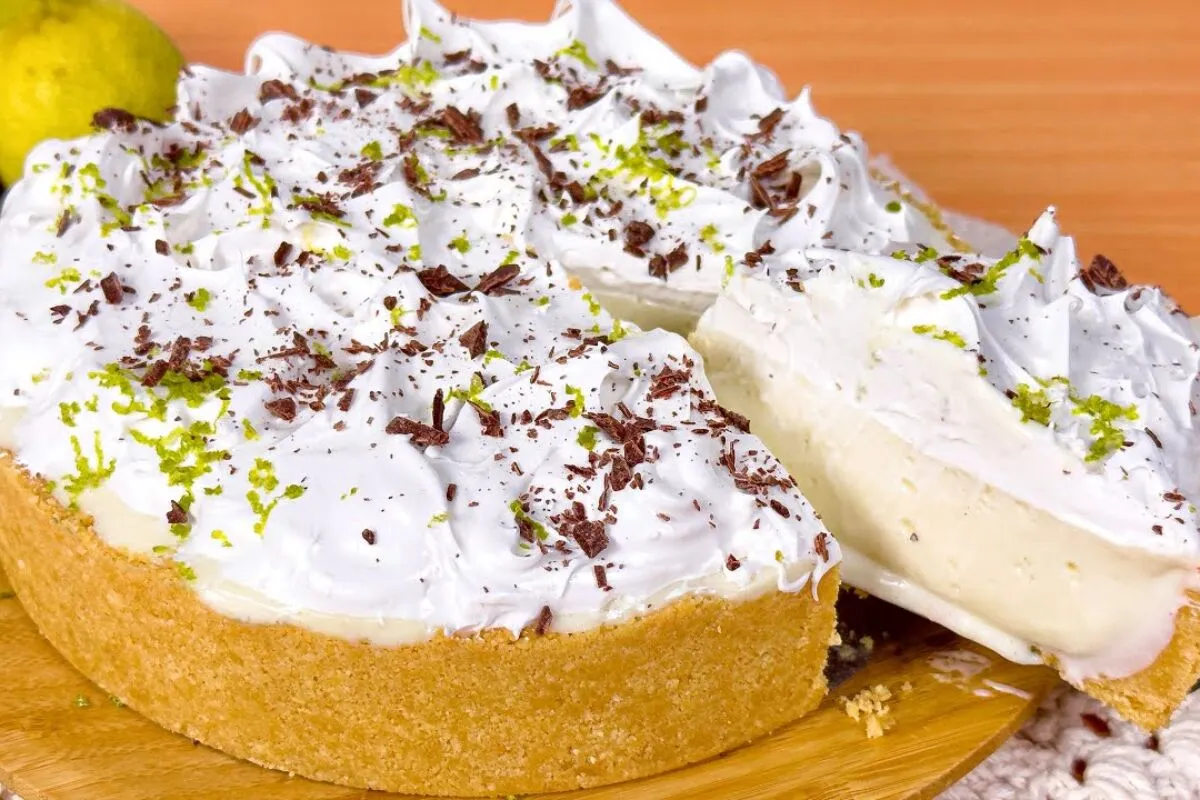 Torta de limão feita sem leite condensado com sabor equilibr