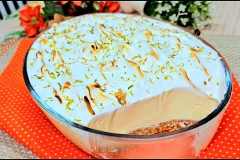 Torta de limão na travessa fácil e cremosa feita sem gelatin