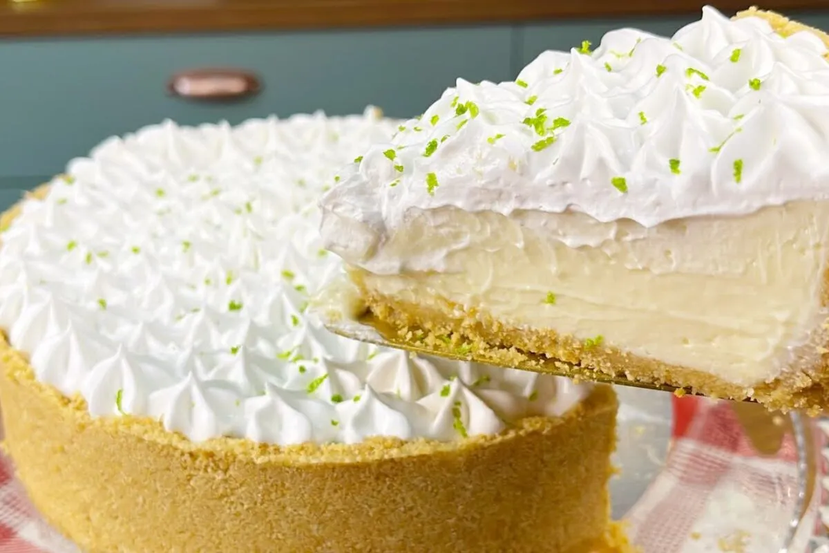 Torta de limão super refrescante e cremosa, que fica pronta
