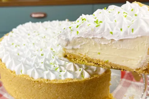 Torta de limão super refrescante e cremosa, que fica pronta 