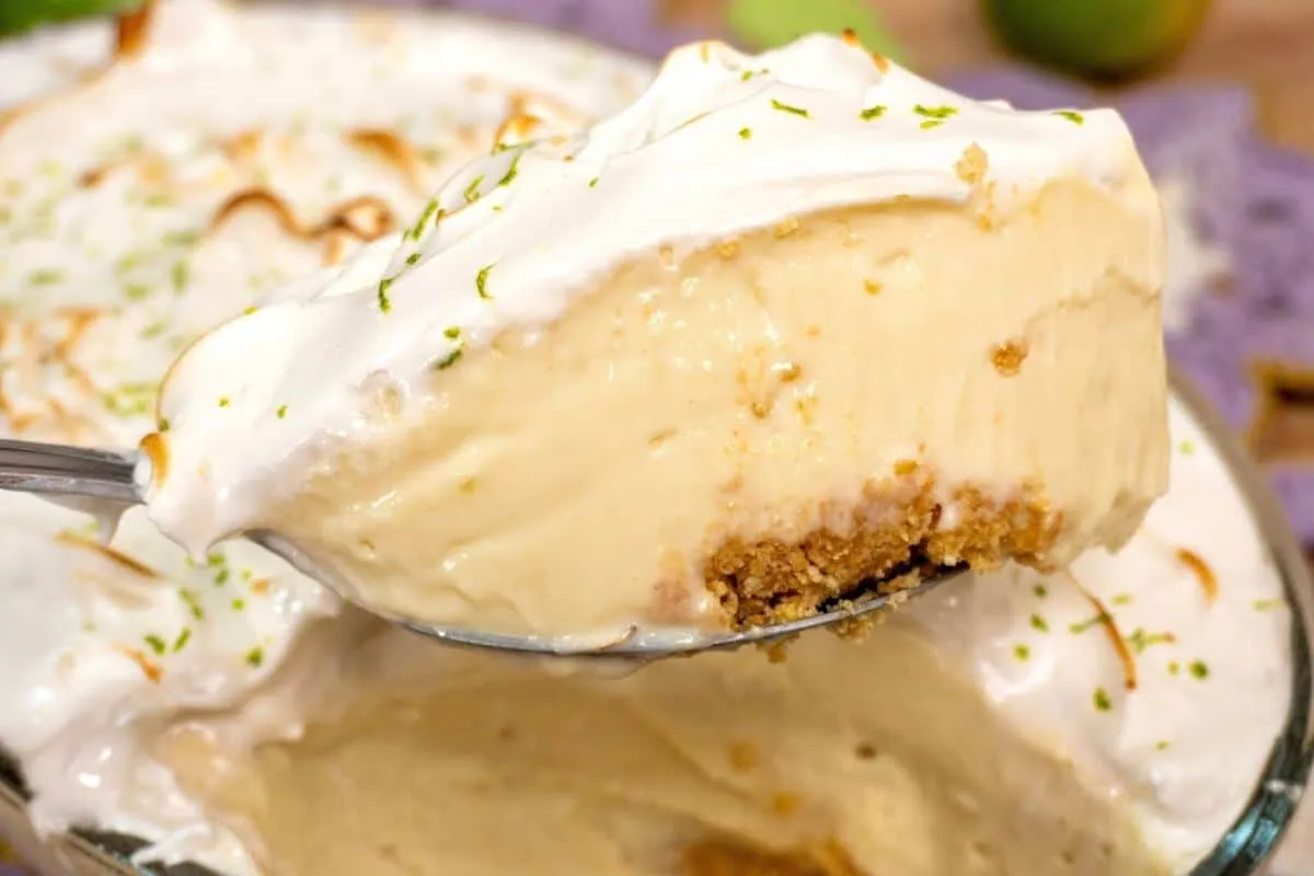 Torta de limão trufada servida na travessa com um creme divi