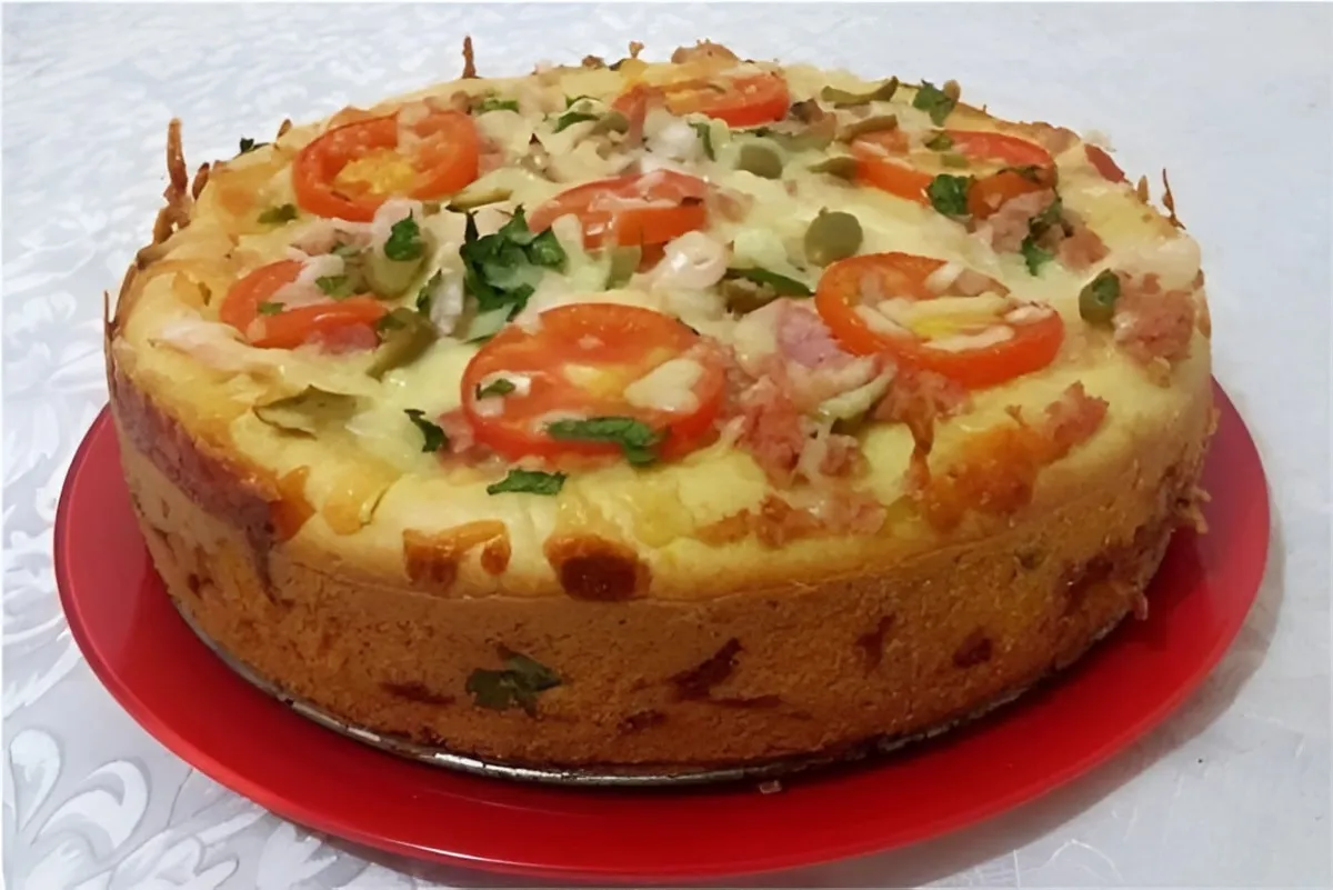 Torta de liquidificador com recheio e cobertura de presunto