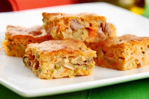 Torta de liquidificador fácil e deliciosa feita com ingredie