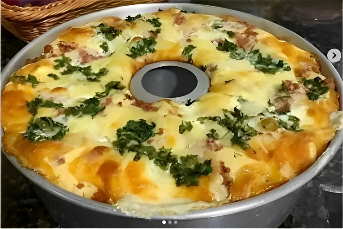 Torta de liquidificador na forma com recheio fácil e delicio