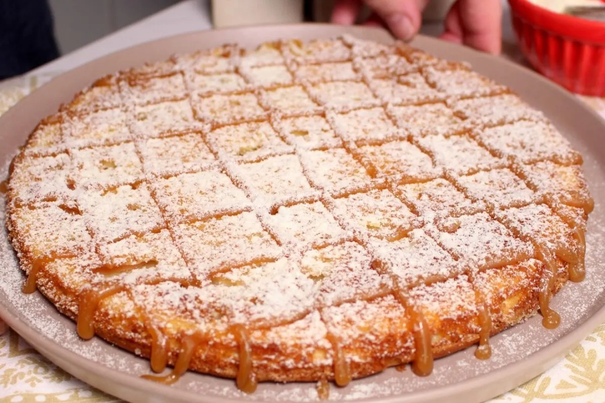 Torta de maçã com caramelo cremoso bem fácil, com uma massa