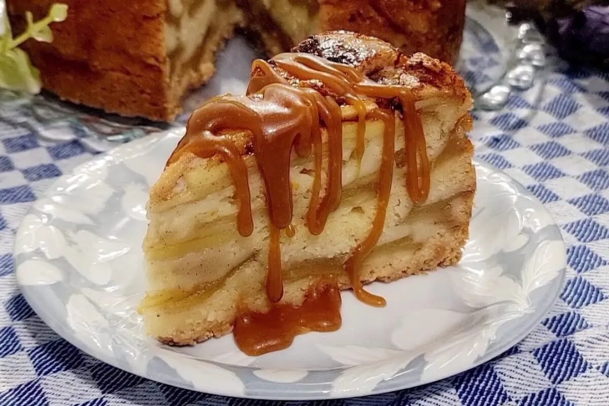 Torta de maçã com caramelo: doce de confeitaria chique para