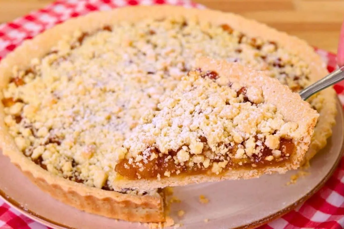 Torta de maçã quentinha e fácil, ideal para servir com sorve