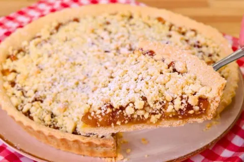 Torta de maçã quentinha e fácil, ideal para servir com sorve