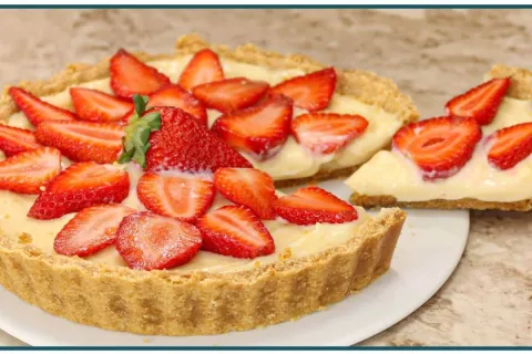 Torta de morango, uma sobremesa divina com creme, que é muit