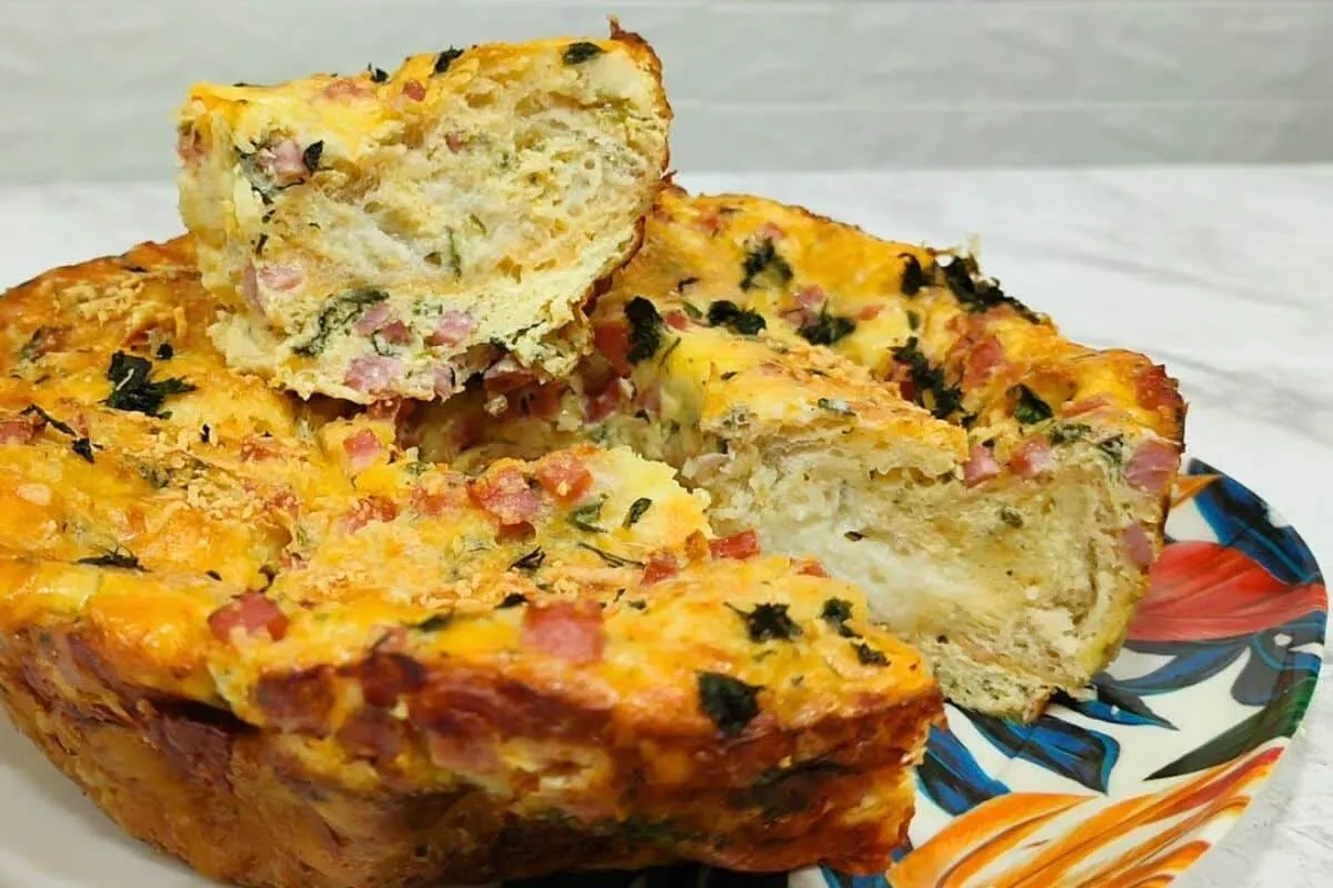 Torta de pão amanhecido deliciosa, um lanche de forno super