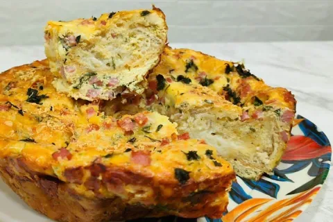 Torta de pão amanhecido deliciosa, um lanche de forno super 