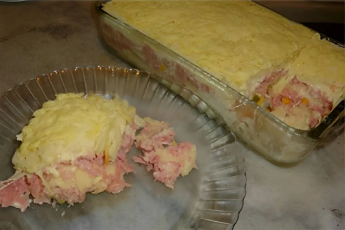 Torta de pão de forma cremosa recheada com presunto e queijo